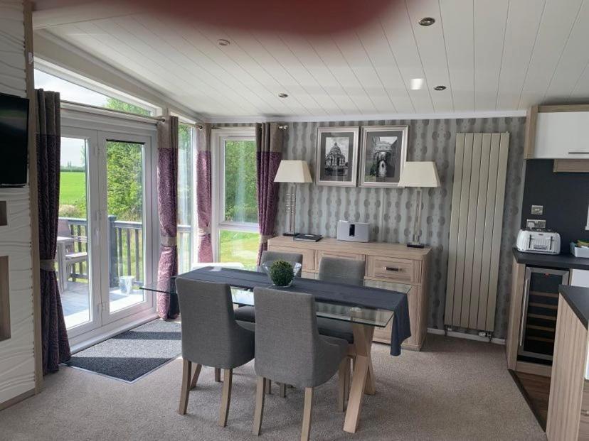 Muscovy Lodge With Hot Tub At Tattershall Lakes Country Park 外观 照片